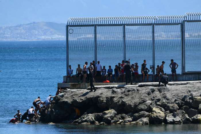 حوالي 7000 مهاجر اجتازوا السياج الحدودي لسبتة ومليلية منذ 2013
