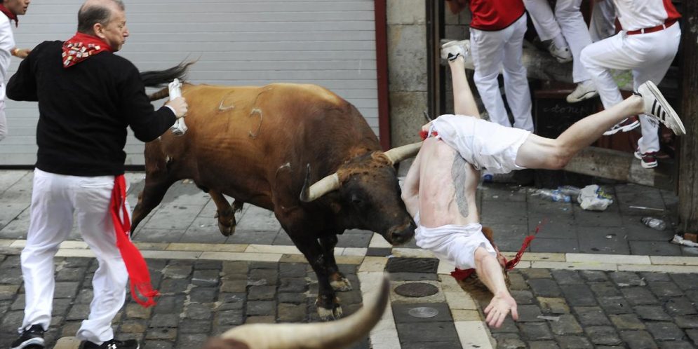 ثور هائج يقتل شاب مغربي في مهرجان لمطاردة الثيران في إسبانيا