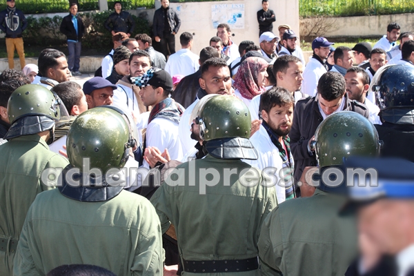 منظمة حقوقية تطالب وزارة الداخلية بتحريك القوة العمومية ضد الأساتذة