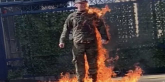 جندي أمريكي يضرم النار في نفسه أمام سفارة إسرائيل بواشنطن احتجاجا على الحرب في غزة