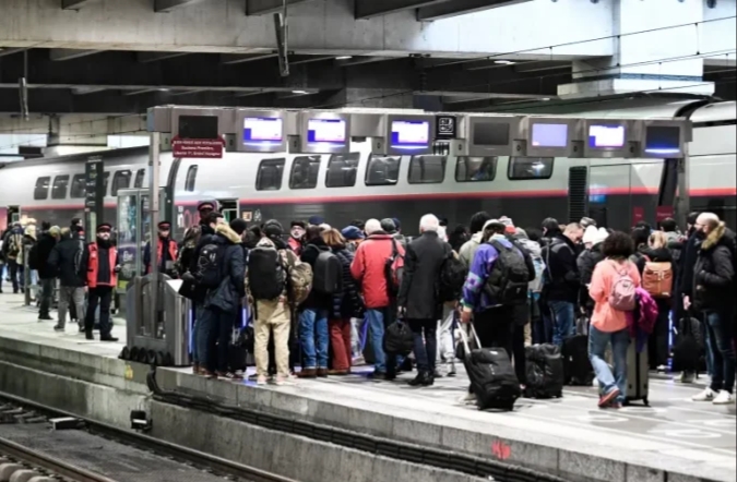 هجوم كبير على شبكة السكك الحديد الفرنسية يتسبب في اضطرابات الحركة