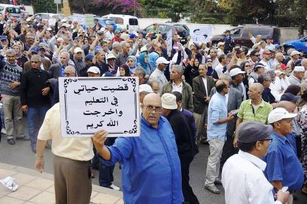 "ضحايا النظامين الأساسيين" يصعدون بوقفة احتجاجية أمام وزارة التربية