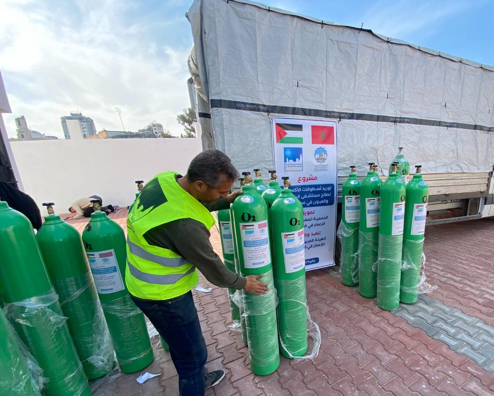 الجمعية المغربية لدعم إعمار فلسطين تجهز مستشفى الرنتيسي ومستشفى العيون باسطوانات الأكسجين